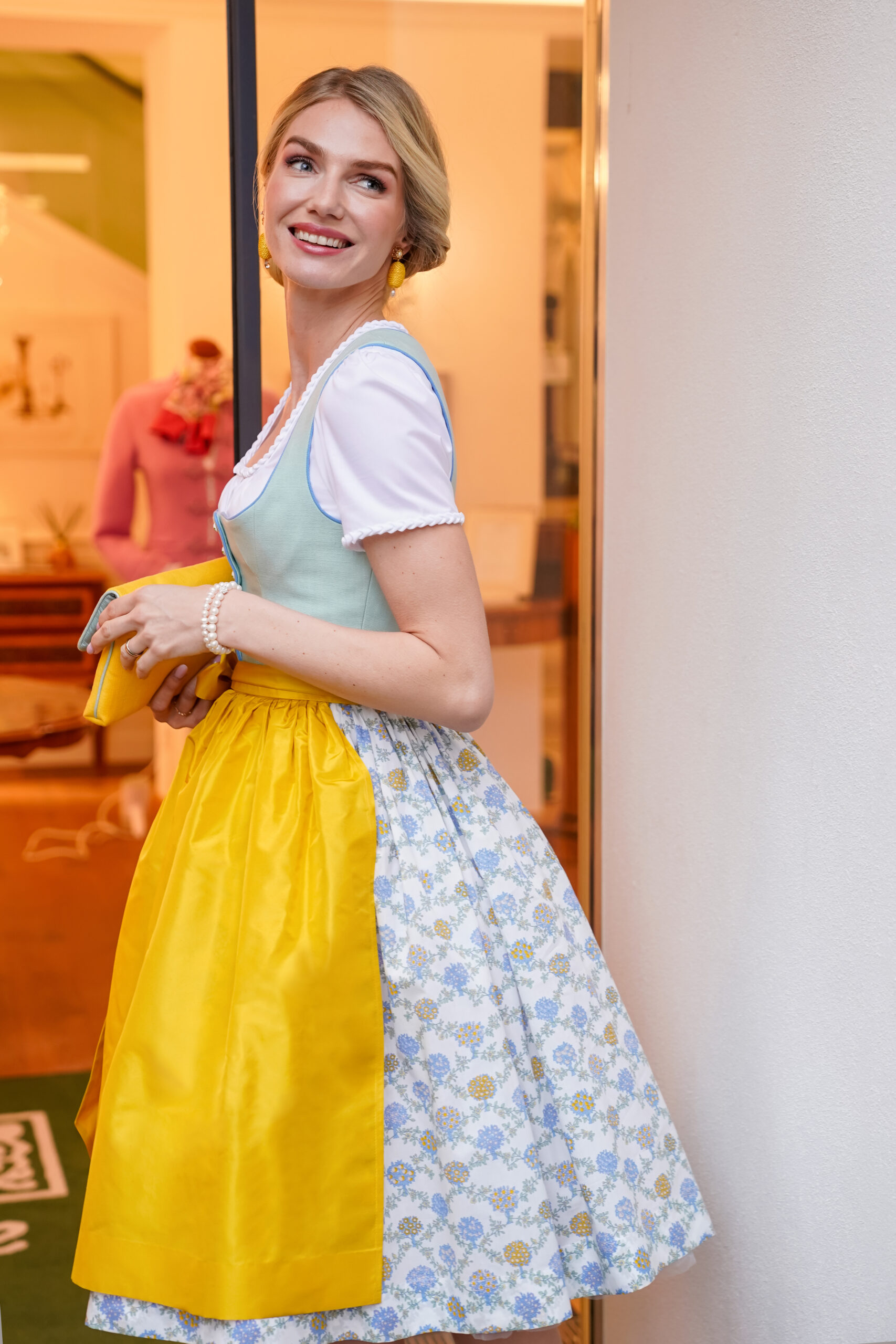 Dirndlbluse SOPHIA Herzerlborte – Bild 3