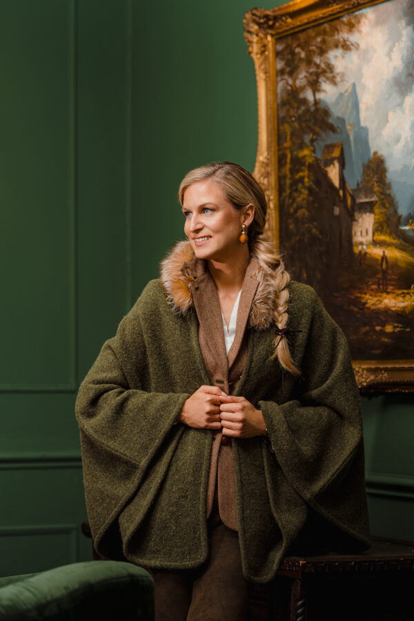 Strickcape mit Pelzkragen oliv